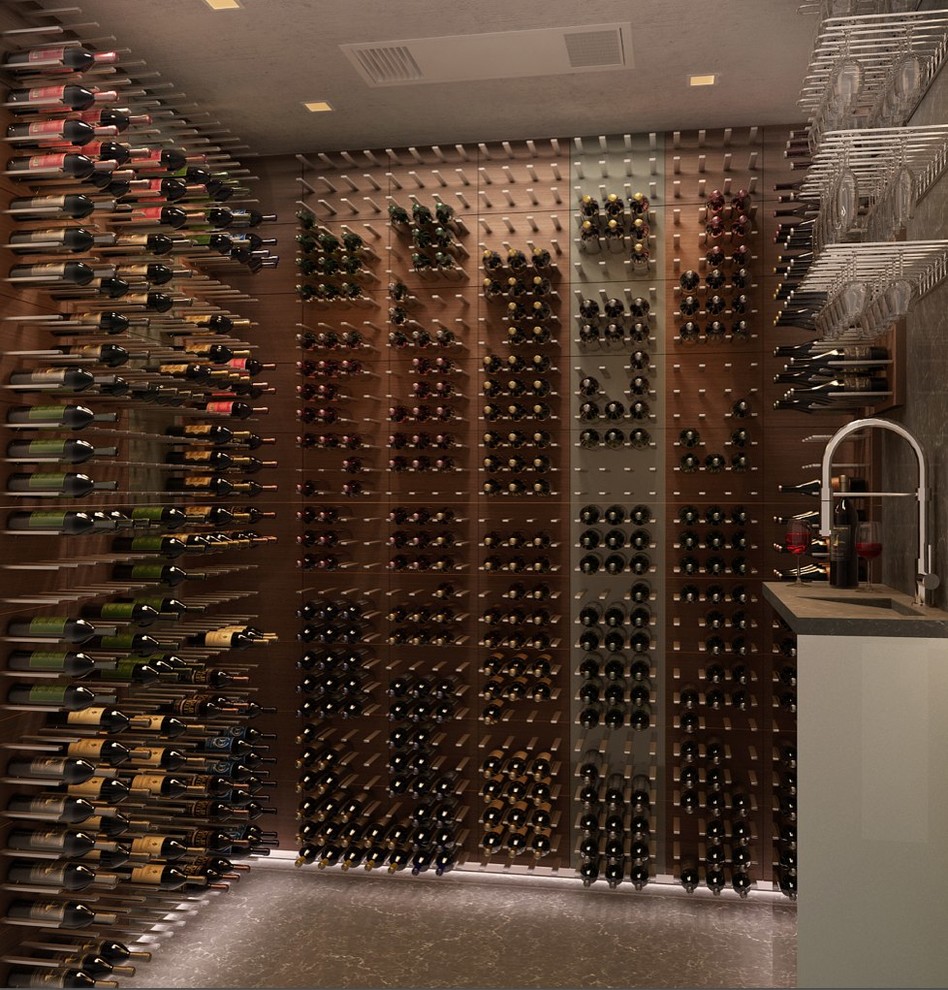 Aménagement d'une très grande cave à vin moderne avec des casiers.