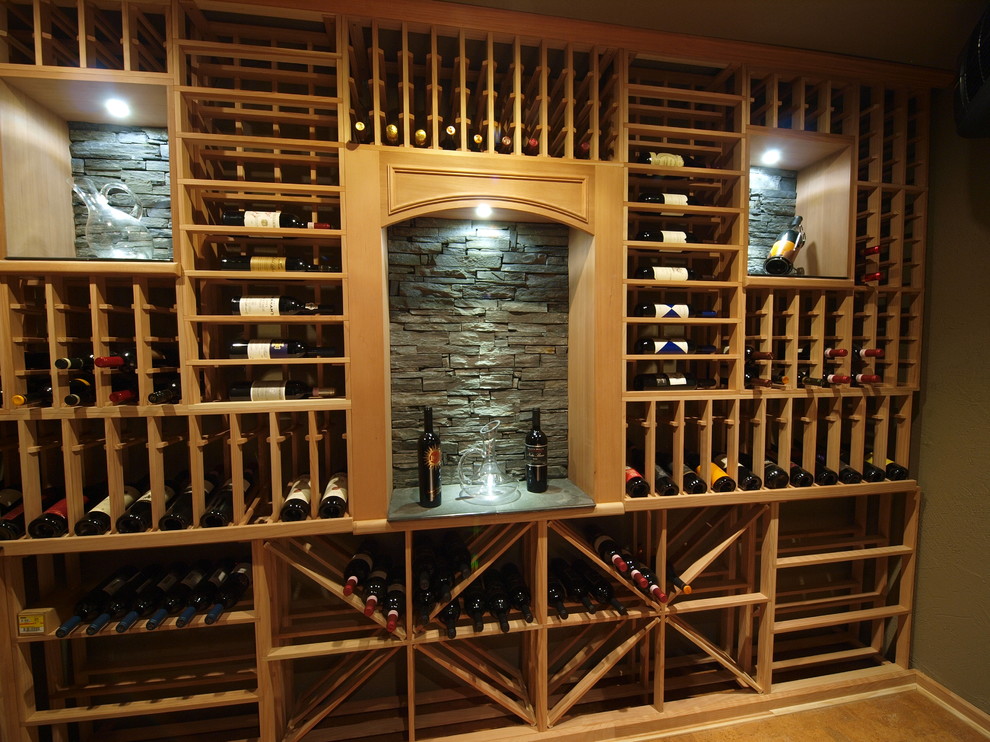 Réalisation d'une cave à vin design de taille moyenne avec un présentoir.