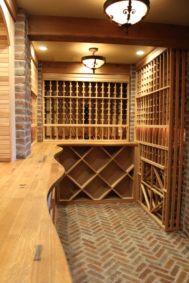 Exempel på en mycket stor rustik vinkällare, med rött golv