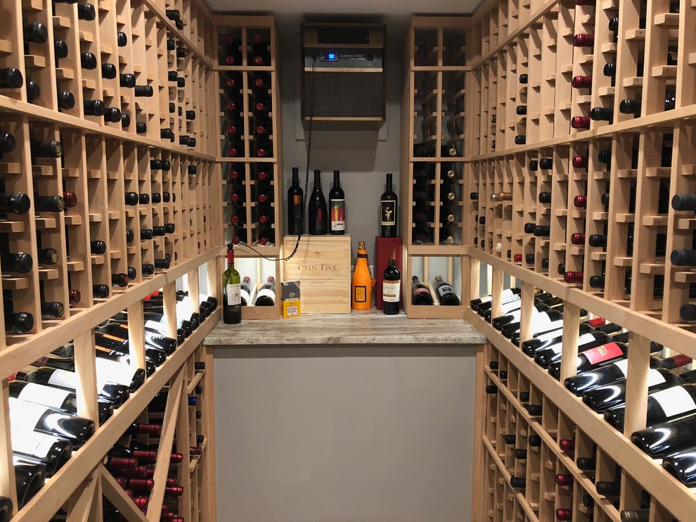 Aménagement d'une cave à vin classique de taille moyenne avec des casiers.