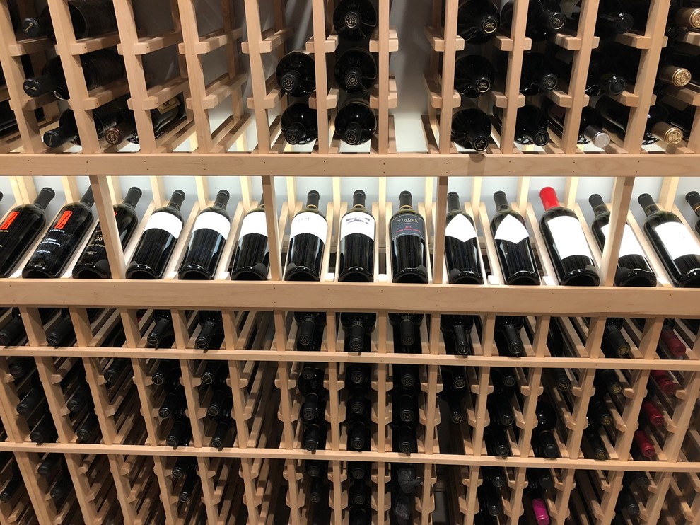 Imagen de bodega tradicional, de tamaño medio, con botelleros