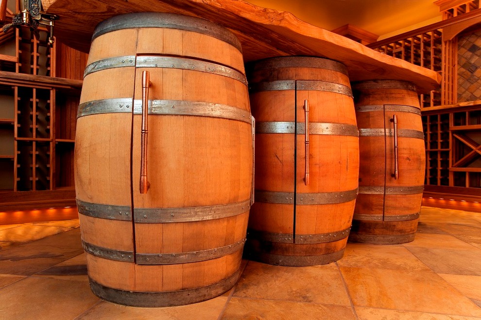 Idéer för att renovera en stor rustik vinkällare, med skiffergolv och vinhyllor