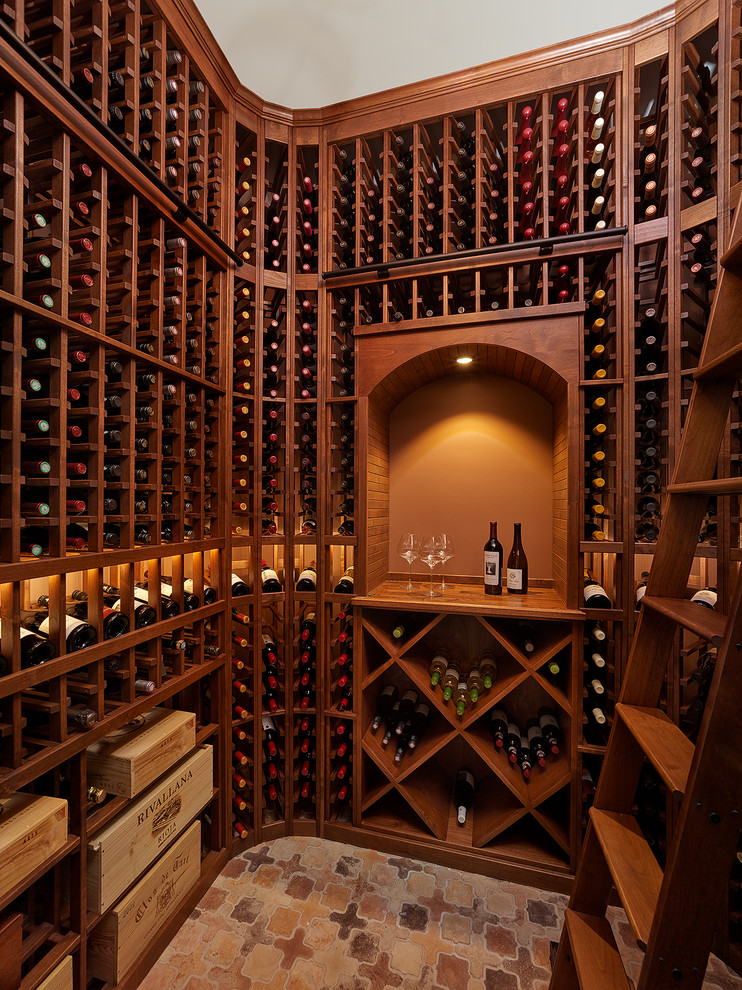 Aménagement d'une cave à vin classique avec des casiers et un sol marron.