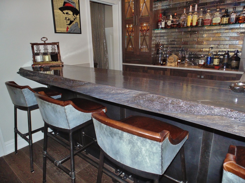 Mittelgroße Shabby-Style Hausbar mit braunem Holzboden in New York