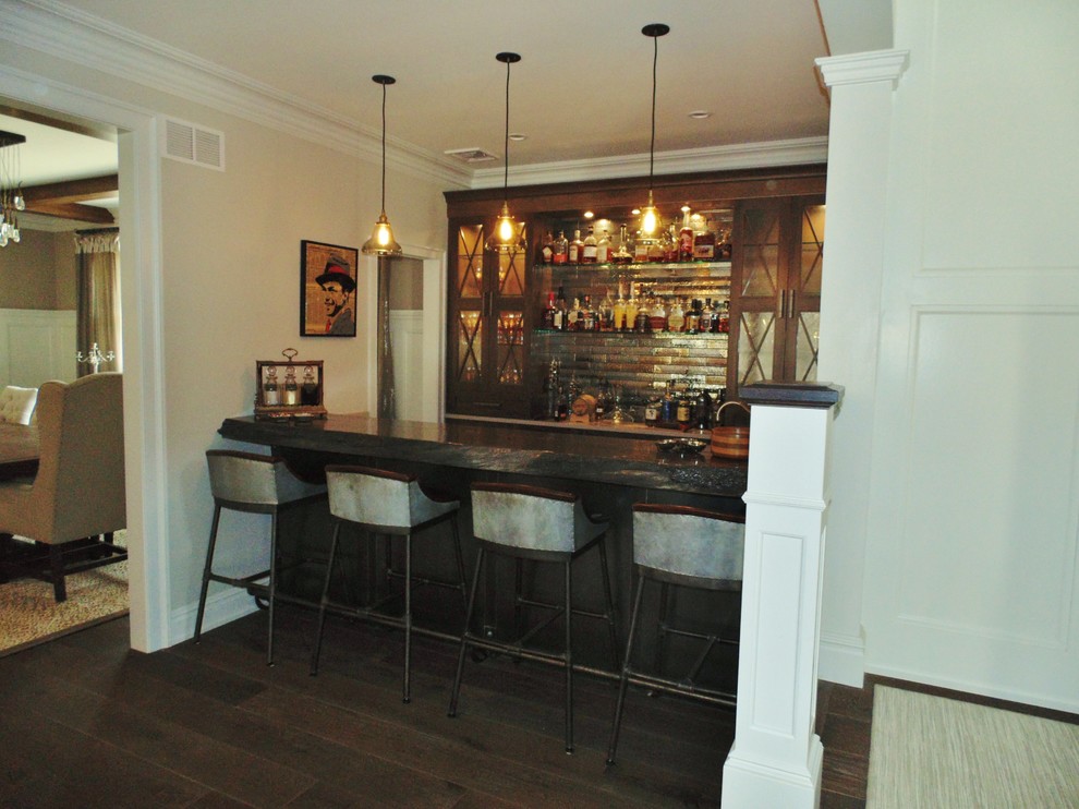 Exemple d'un bar de salon romantique de taille moyenne avec un sol en bois brun.