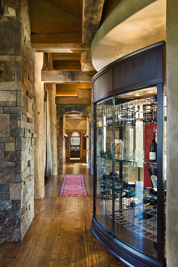 Idee per una grande cantina stile rurale con parquet scuro, pavimento marrone e rastrelliere portabottiglie