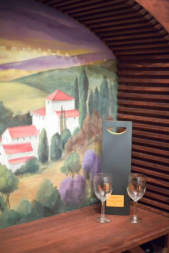 Cette image montre une cave à vin chalet de taille moyenne avec un sol en carrelage de porcelaine et des casiers losange.