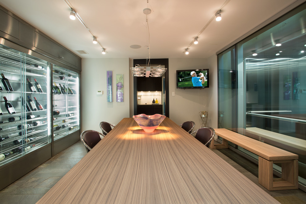 Idee per una grande sala da pranzo design con pavimento in cemento e pavimento grigio