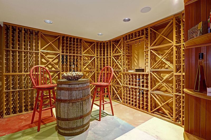 Cette image montre une cave à vin traditionnelle de taille moyenne avec un sol en calcaire, des casiers et un sol beige.