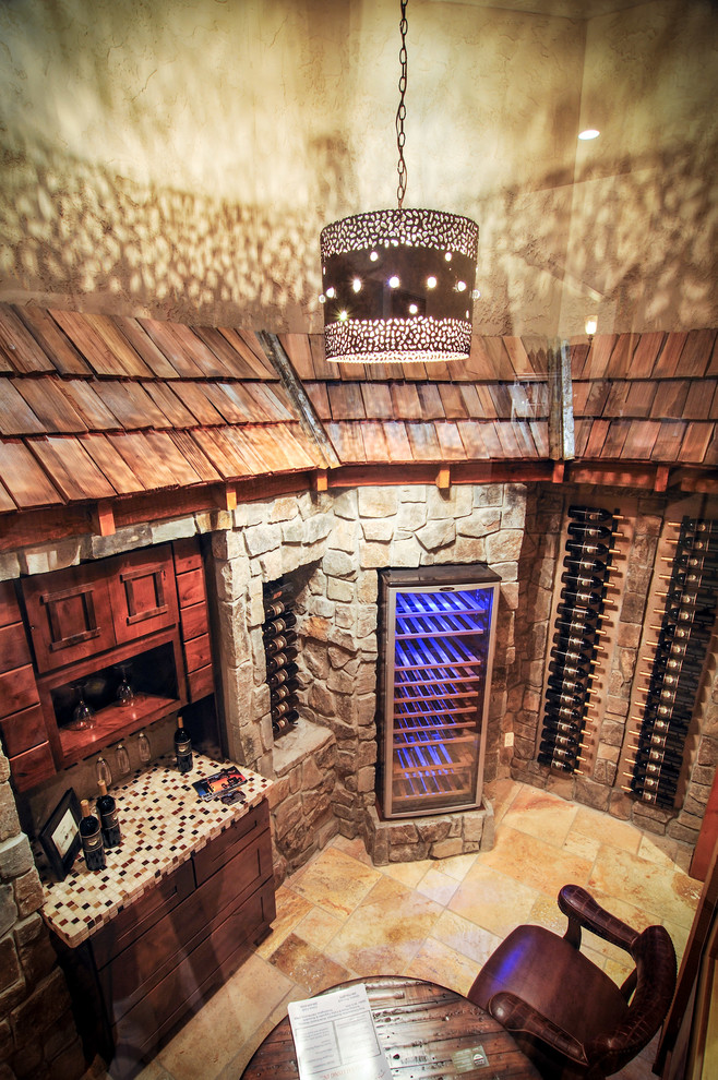 Idée de décoration pour une cave à vin chalet de taille moyenne avec un sol en travertin et un présentoir.