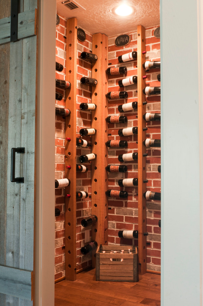 ダラスにあるトランジショナルスタイルのおしゃれなワインセラーの写真