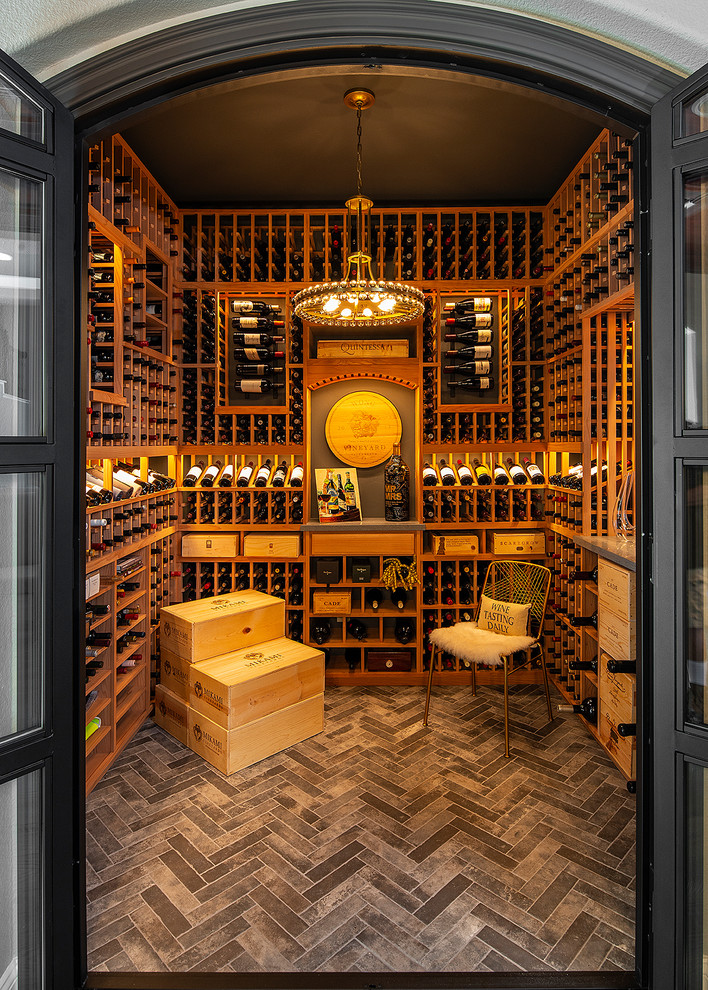 Aménagement d'une petite cave à vin classique avec un sol en carrelage de porcelaine, des casiers et un sol gris.