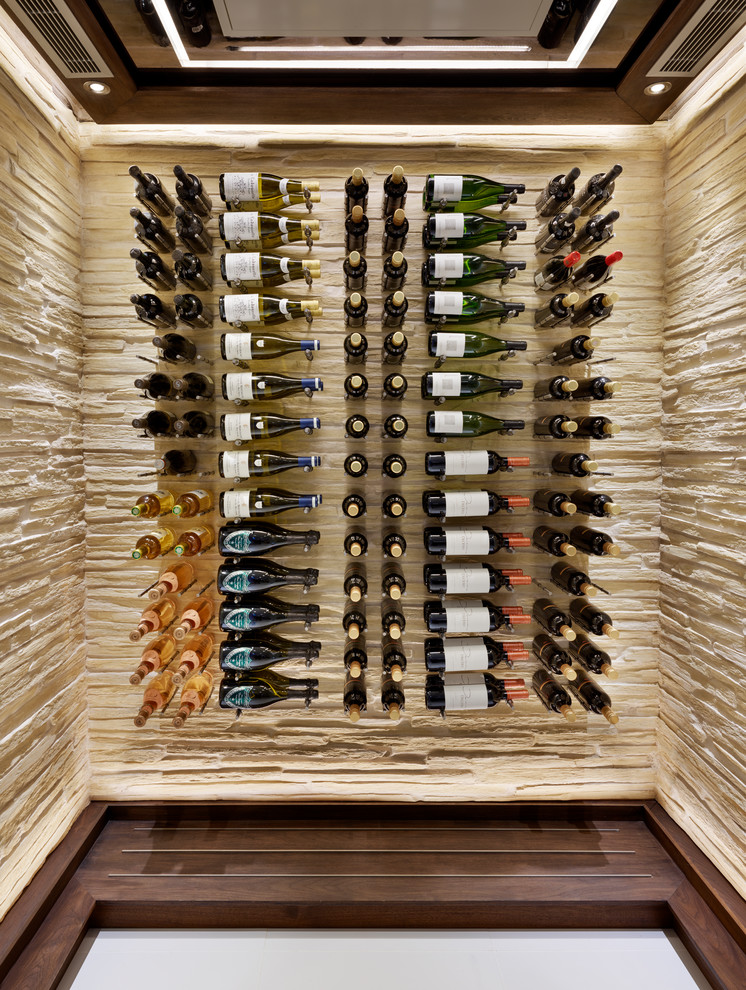 Idée de décoration pour une cave à vin design avec un présentoir.