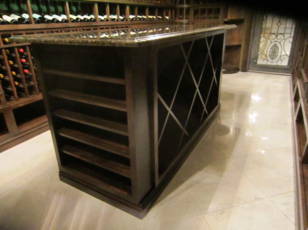 Idées déco pour une cave à vin classique de taille moyenne avec un sol en marbre et des casiers.