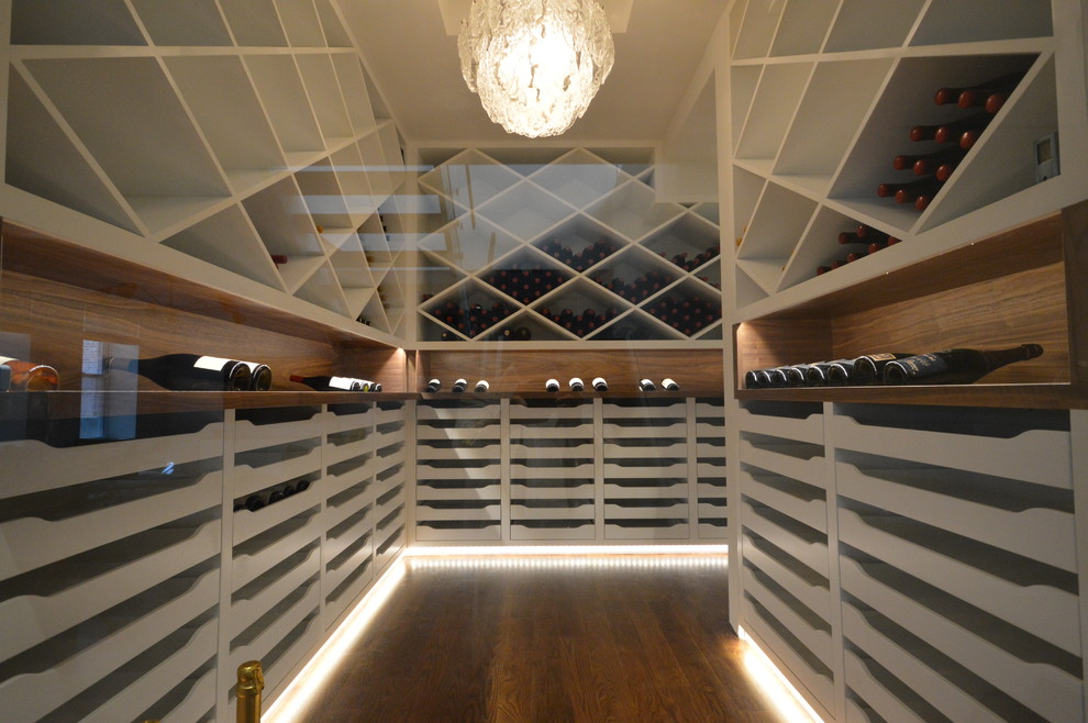 Mittelgroßer Moderner Weinkeller mit braunem Holzboden und diagonaler Lagerung in New York