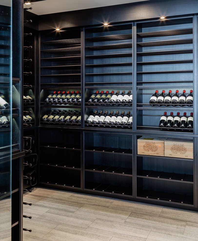 Moderner Weinkeller mit waagerechter Lagerung und beigem Boden in Boston