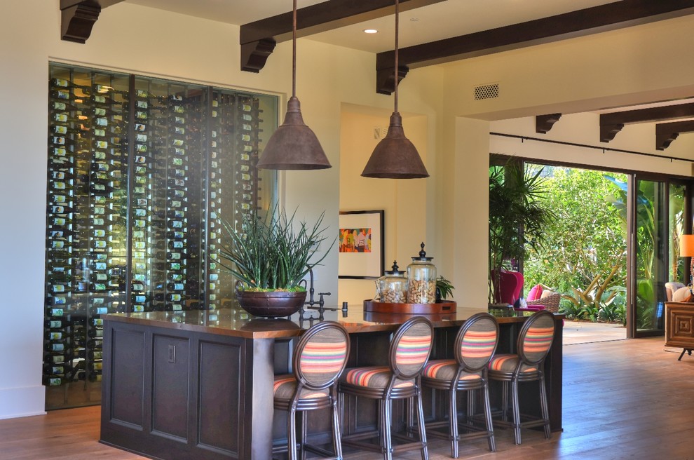Großer Moderner Weinkeller mit braunem Holzboden und waagerechter Lagerung in Orange County
