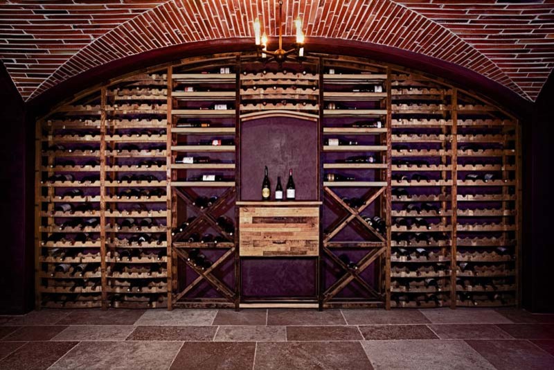 Réalisation d'une cave à vin victorienne de taille moyenne avec un sol en carrelage de céramique et des casiers.