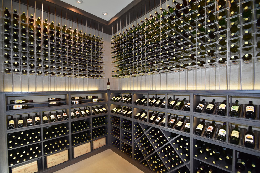 Cette photo montre une cave à vin tendance de taille moyenne avec un sol en carrelage de porcelaine et un présentoir.