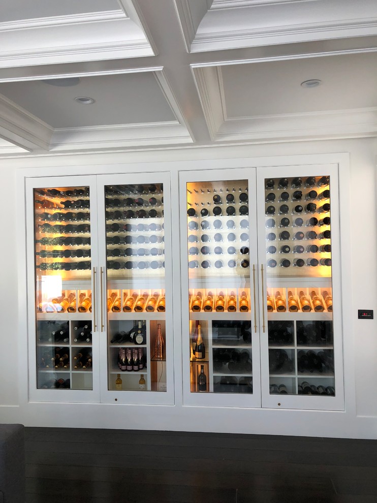 Moderner Weinkeller mit waagerechter Lagerung in Orange County