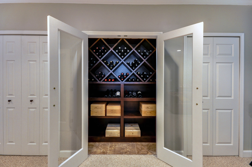 Cette photo montre une cave à vin chic de taille moyenne avec un sol en carrelage de céramique et des casiers.