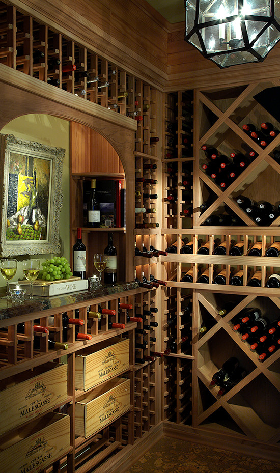 Cette image montre une cave à vin traditionnelle de taille moyenne avec parquet peint et un présentoir.
