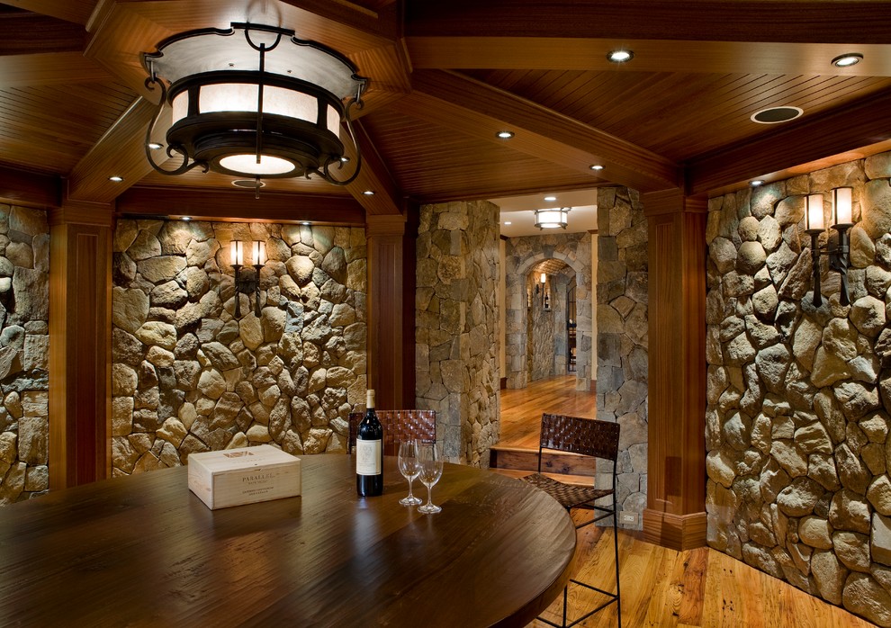 Imagen de bodega clásica grande con suelo de madera en tonos medios y vitrinas expositoras
