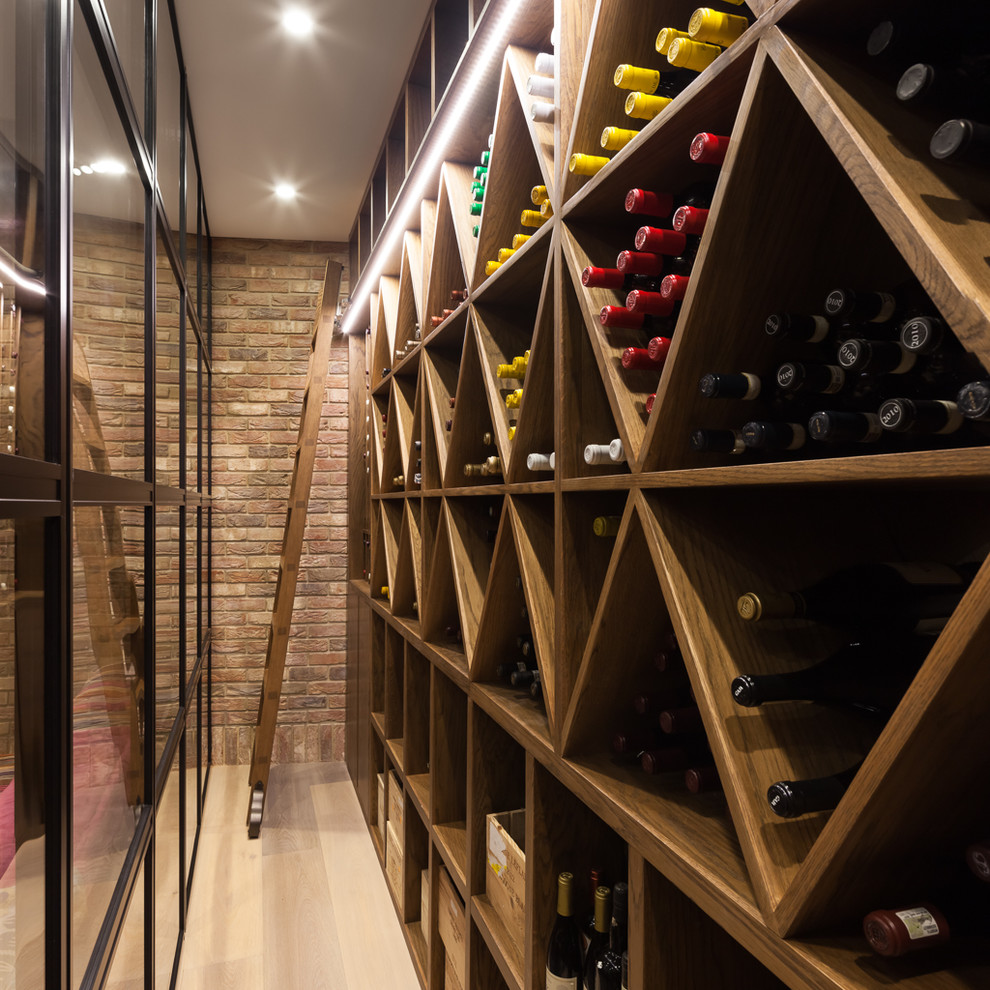 Mediterraner Weinkeller mit hellem Holzboden und waagerechter Lagerung in London