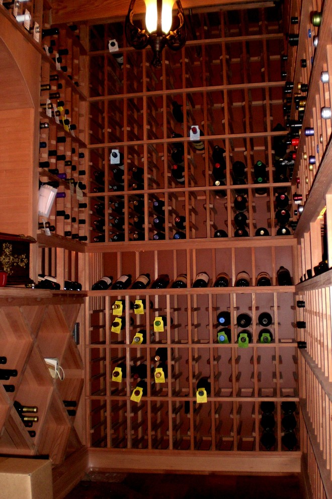Idéer för att renovera en liten vintage vinkällare, med vinhyllor