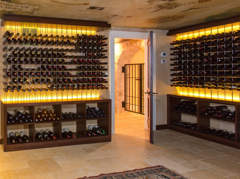 Aménagement d'une cave à vin classique avec un sol en travertin, des casiers et un sol beige.