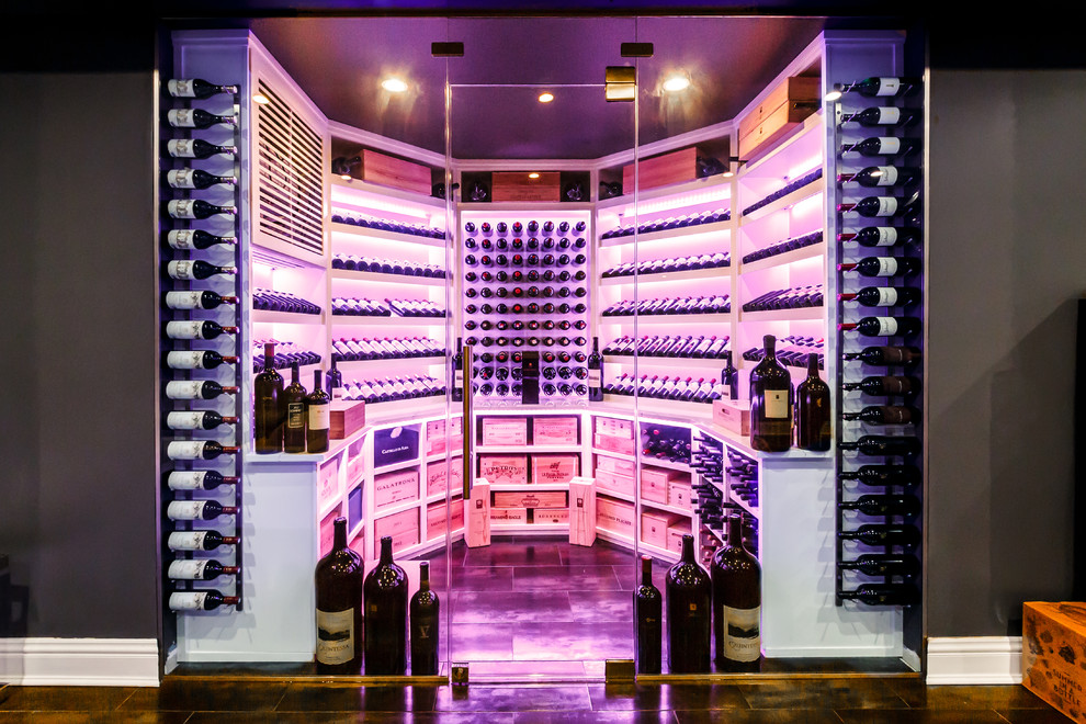 Foto på en stor funkis vinkällare, med klinkergolv i porslin, vindisplay och flerfärgat golv