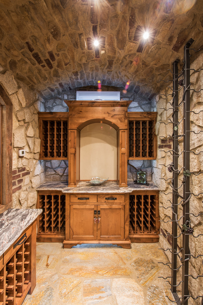 Cette image montre une petite cave à vin chalet avec parquet foncé et des casiers.