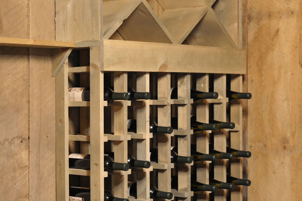 Exempel på en rustik vinkällare, med tegelgolv, vinställ med diagonal vinförvaring och rött golv