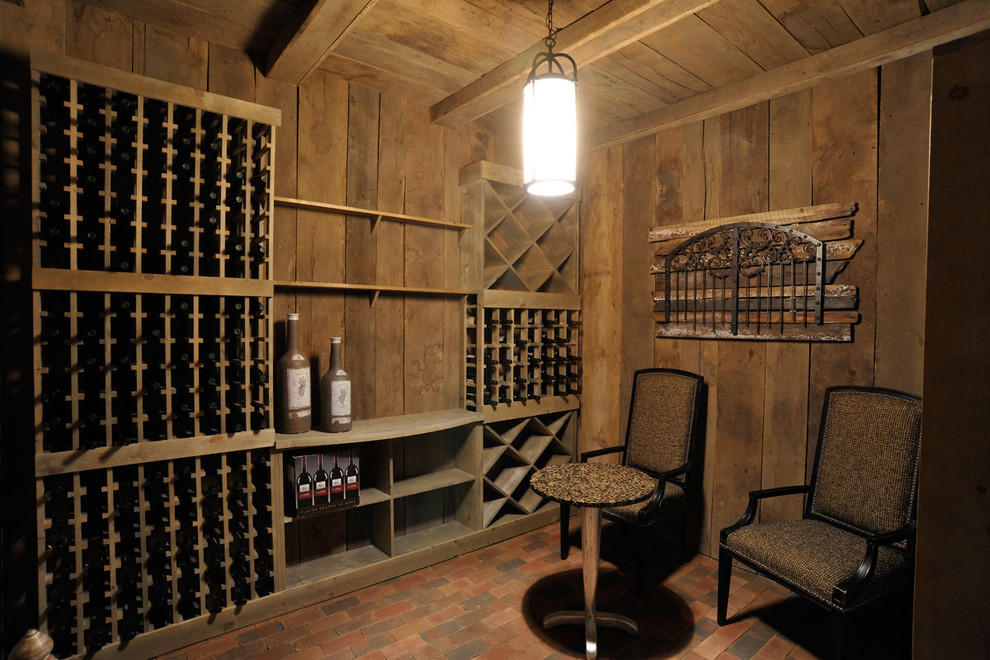 Inspiration för rustika vinkällare, med tegelgolv, vinställ med diagonal vinförvaring och rött golv