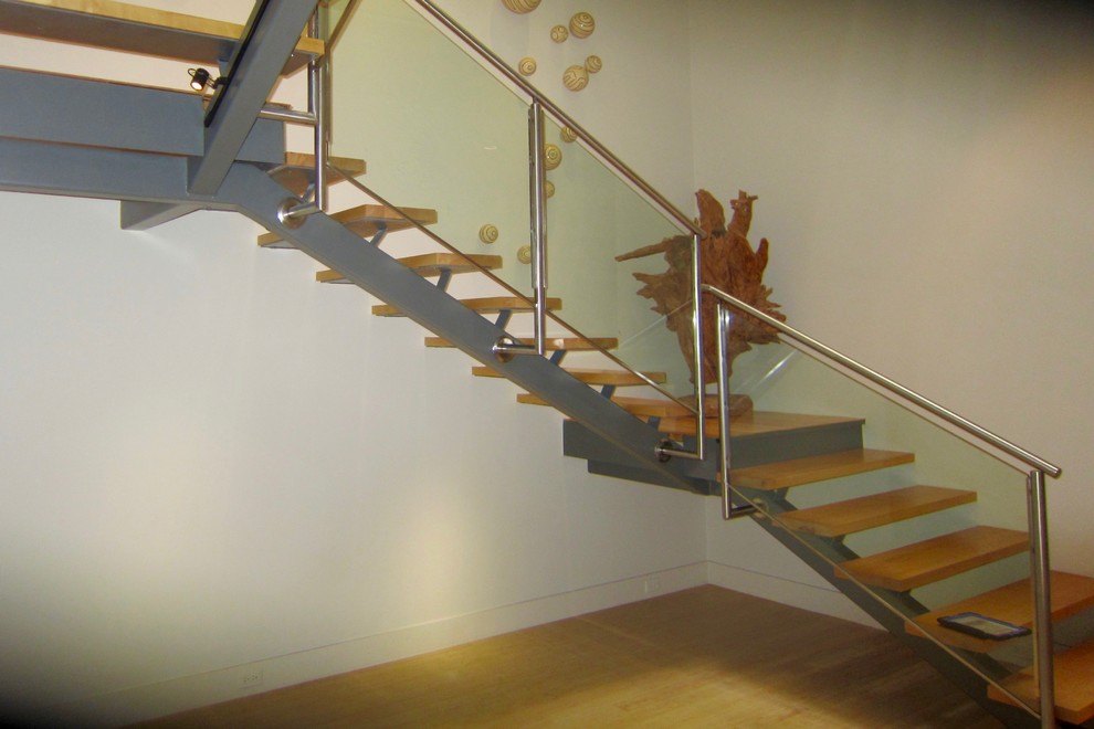 ダラスにあるお手頃価格の小さなコンテンポラリースタイルのおしゃれな階段の写真