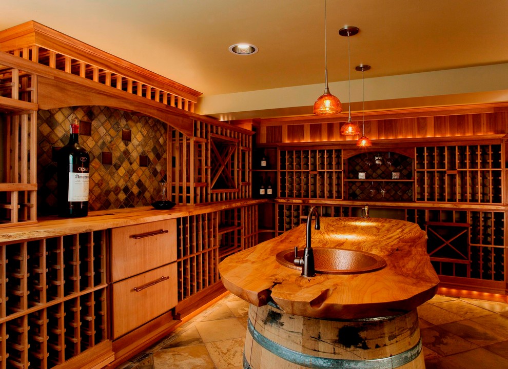 Diseño de bodega rústica, de tamaño medio, con suelo de travertino, botelleros y suelo multicolor