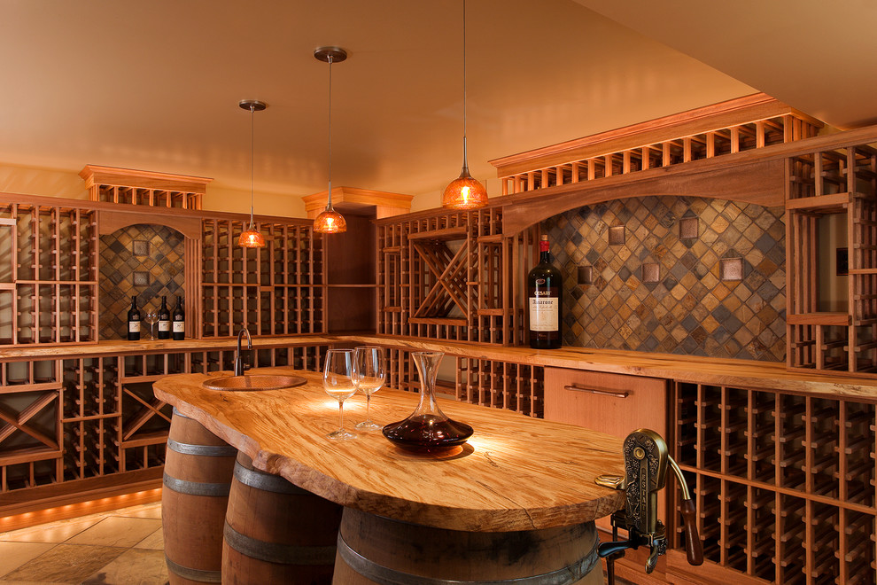 Idéer för en mellanstor rustik vinkällare, med travertin golv och vinhyllor