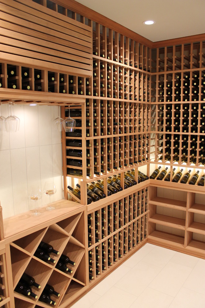 Cette image montre une cave à vin design de taille moyenne avec un sol en travertin et des casiers.