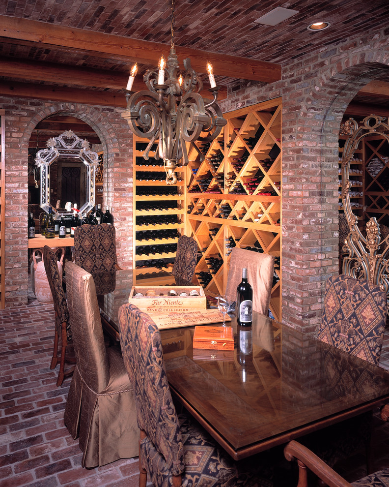 Inspiration för en mellanstor vintage vinkällare, med tegelgolv och vinställ med diagonal vinförvaring