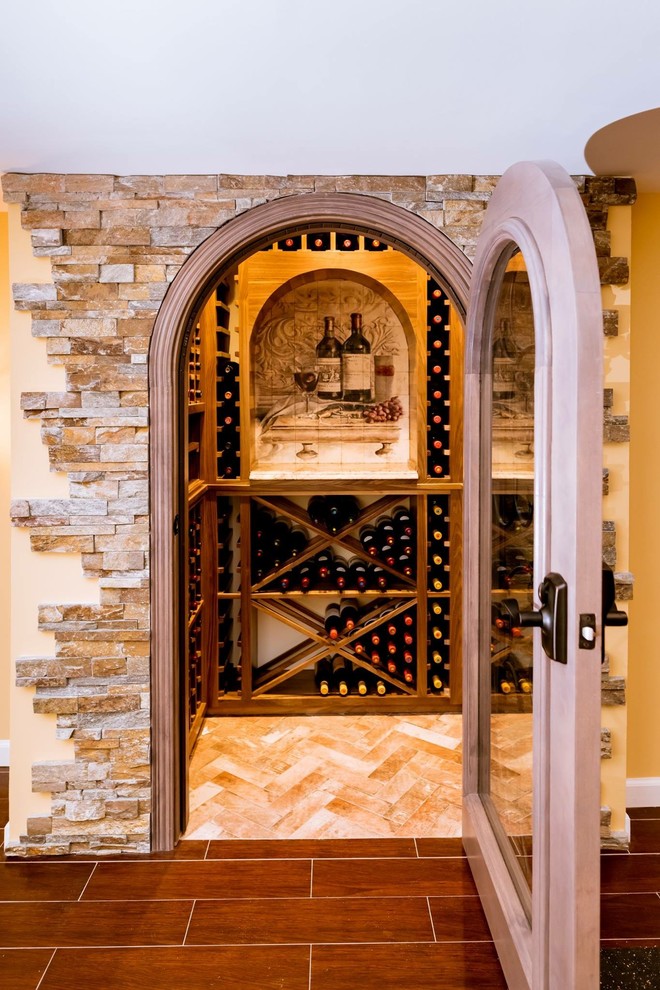 Foto på en mellanstor medelhavsstil vinkällare, med travertin golv, vinställ med diagonal vinförvaring och brunt golv