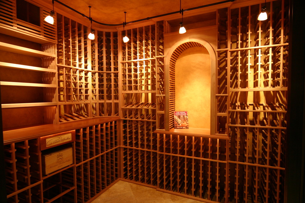 Cette photo montre une cave à vin chic de taille moyenne avec un sol en carrelage de céramique, des casiers et un sol gris.