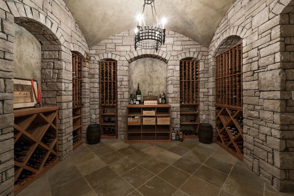 Idéer för en klassisk vinkällare, med vinställ med diagonal vinförvaring och grått golv