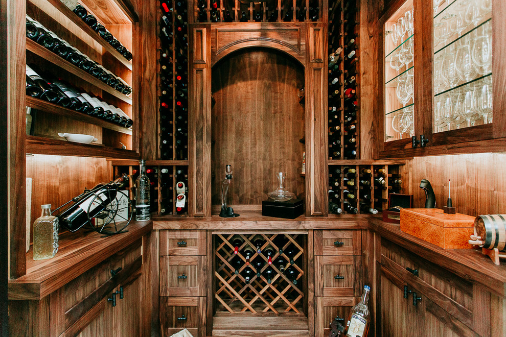Cette photo montre une cave à vin tendance de taille moyenne avec des casiers, un sol en marbre et un sol blanc.
