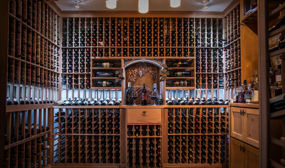 Inspiration pour une grande cave à vin traditionnelle avec des casiers.