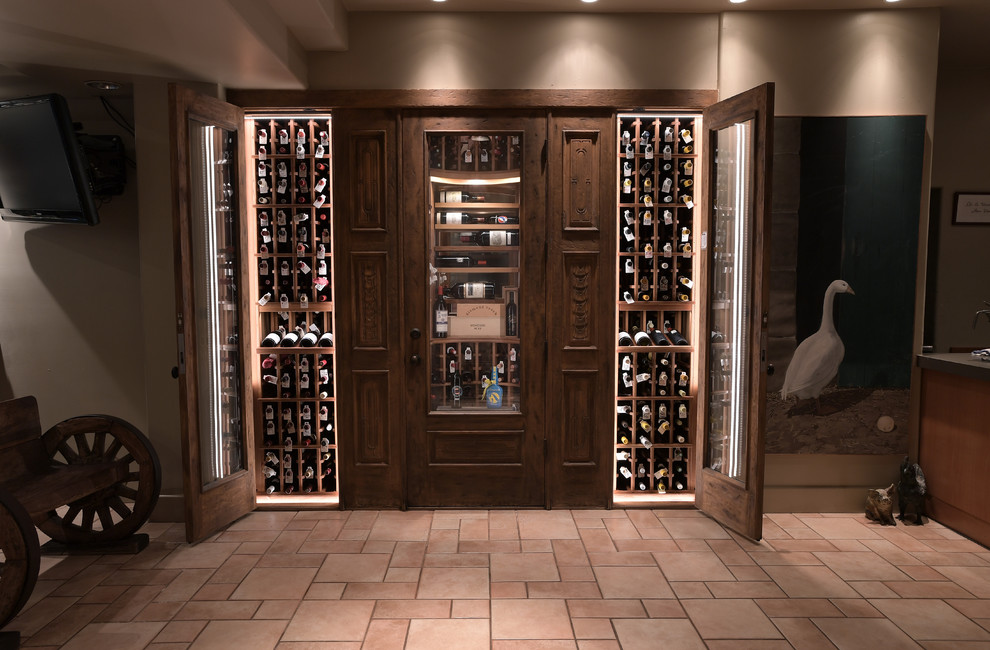 Mittelgroßer Landhaus Weinkeller mit Porzellan-Bodenfliesen und waagerechter Lagerung in San Diego