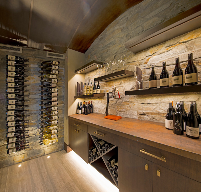 Cette image montre une cave à vin design de taille moyenne avec un sol en carrelage de porcelaine, des casiers et un sol beige.