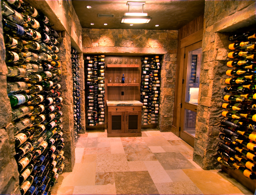 Exemple d'une grande cave à vin rétro avec un sol en travertin et un présentoir.