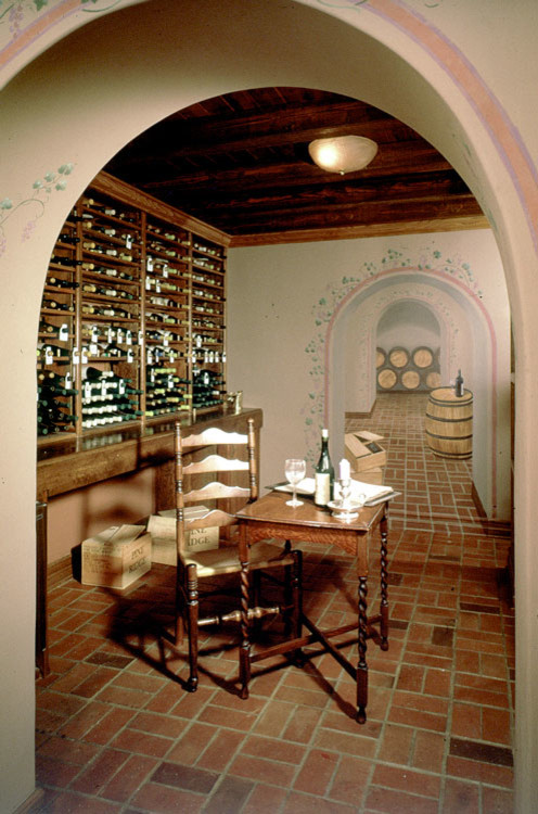Cette photo montre une cave à vin nature avec des casiers.