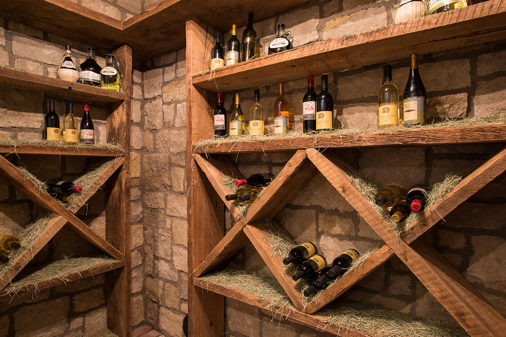 Cette image montre une très grande cave à vin chalet avec un sol en bois brun et des casiers.