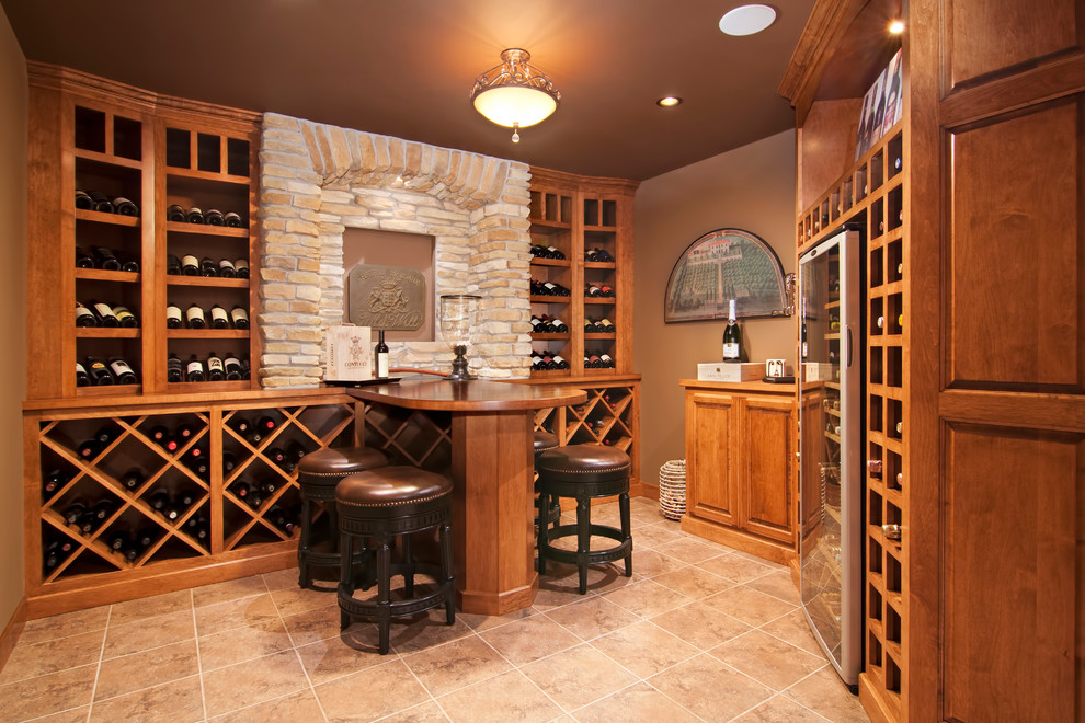 Aménagement d'une cave à vin classique avec des casiers losange et un sol beige.